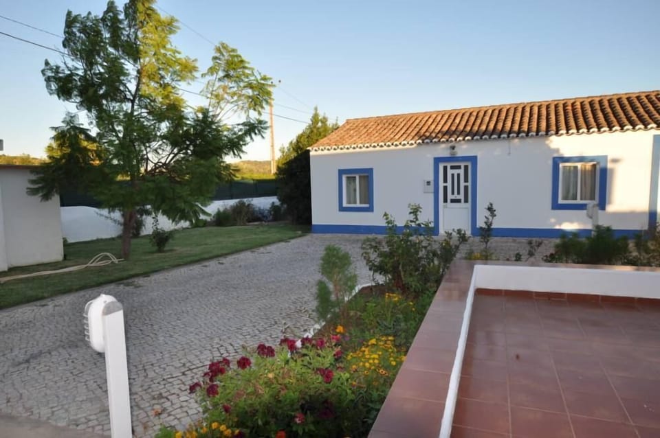 Small Villa with 3 bedrooms,2 bathrooms, AC, wifi,private pool. House in Faro District