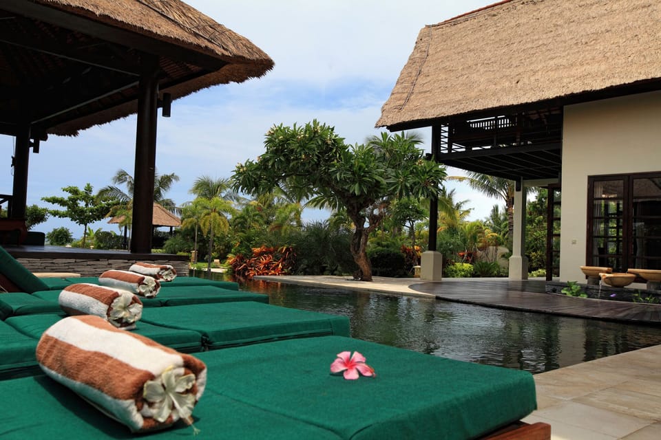 Loungebeds and the privat pool of villa Baruna