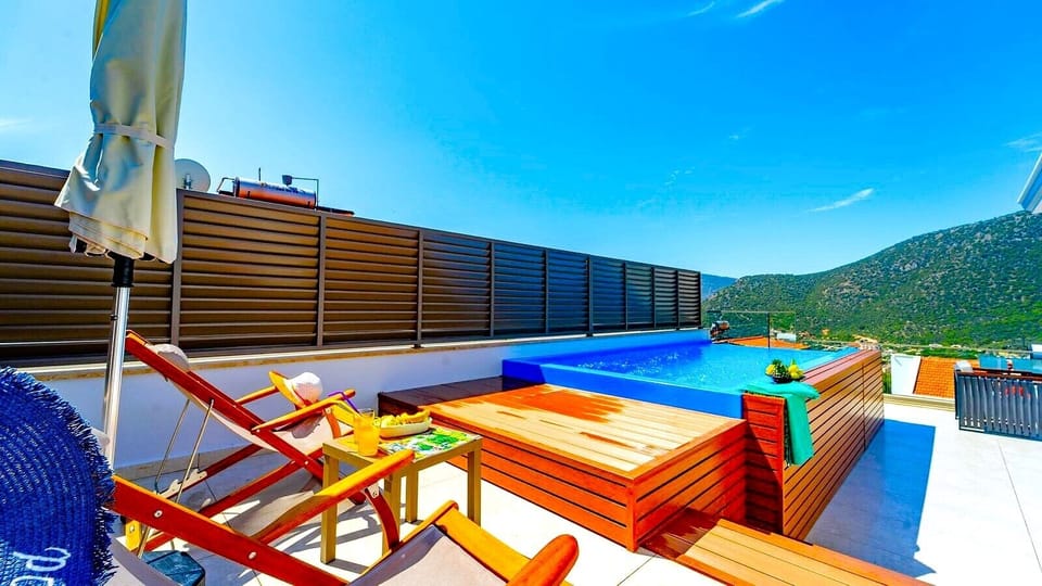 Private roof terrace plunge pool.