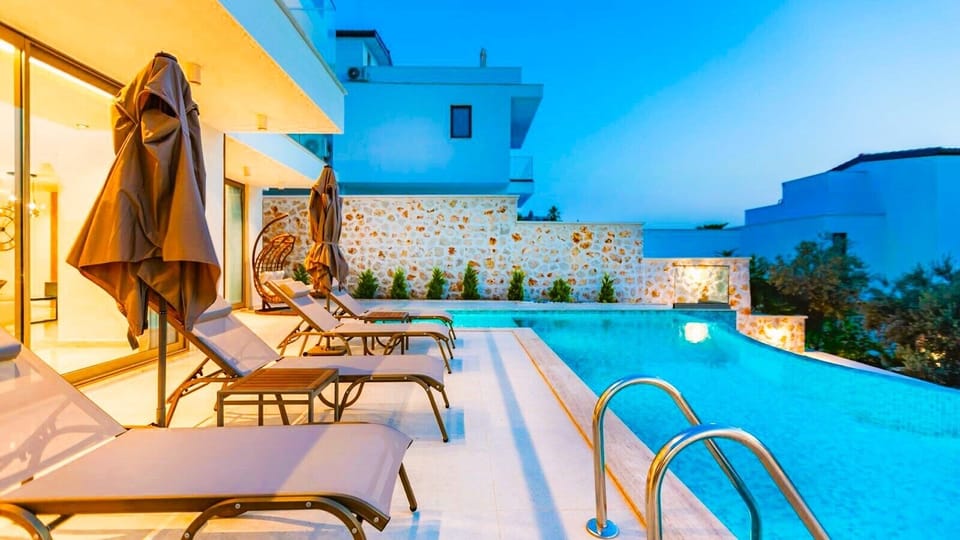 Large, heated, saltwater infinity pool.