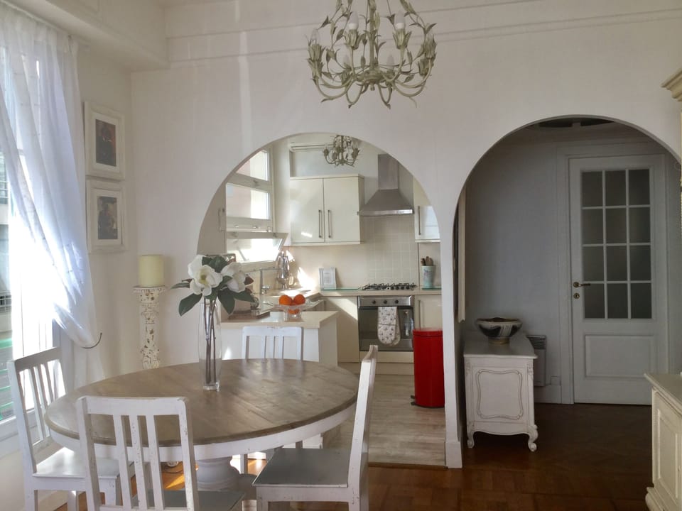 Very comfortable dining area, conveniently by the kitchen 