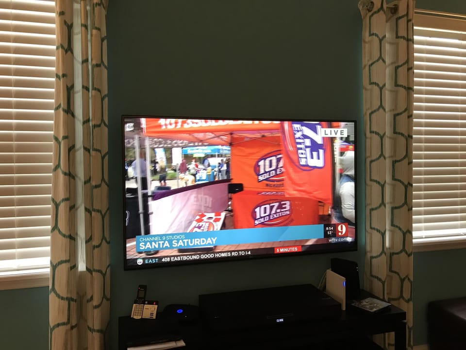 65" LG 4K TV with sound Bar+Sub. Cable with 400+channels. DVD Player 4K. AppleTV
