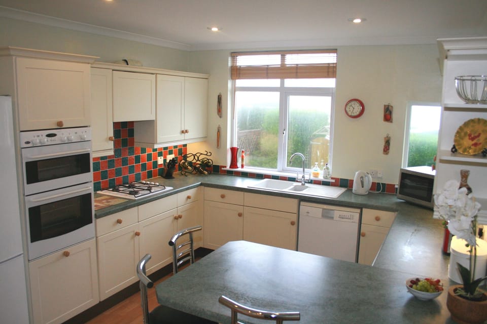 The kitchen with breakfast bar and sea view