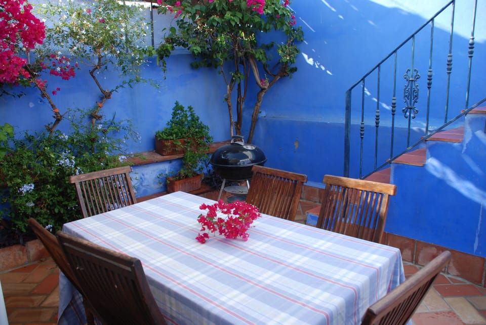 Eating Al Fresco in the shade or sun.
