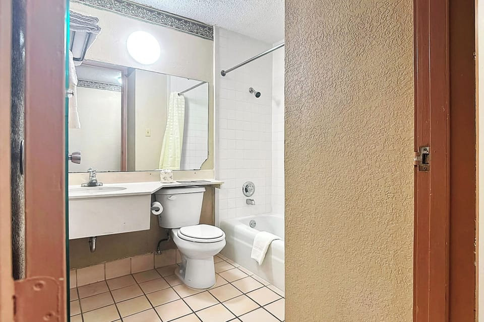 Shower, free toiletries, towels