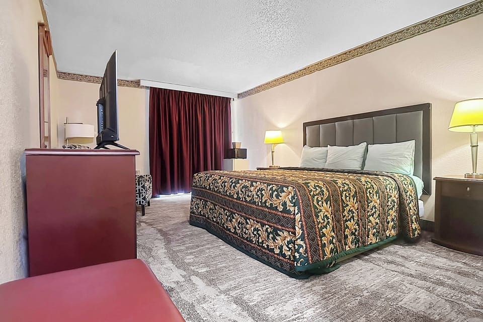 Room, 1 King Bed, Non Smoking | Free WiFi, bed sheets
