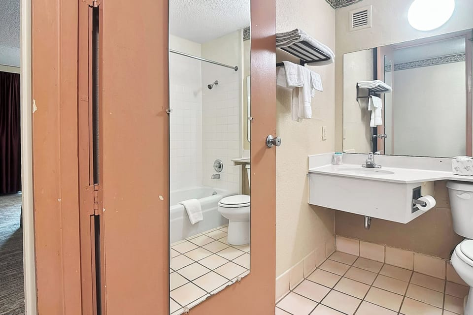 Shower, free toiletries, towels