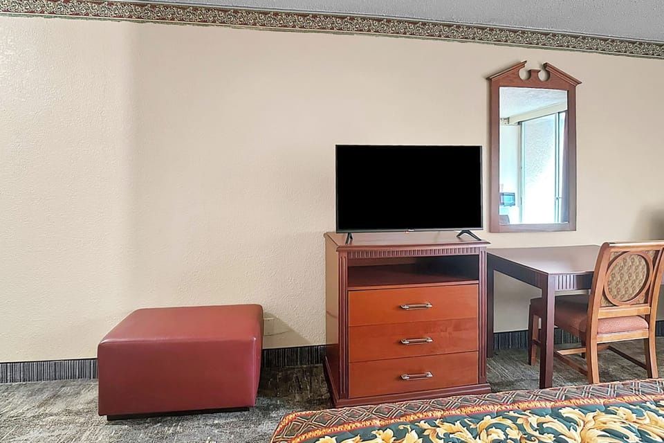 Room, 1 King Bed, Non Smoking | Free WiFi, bed sheets