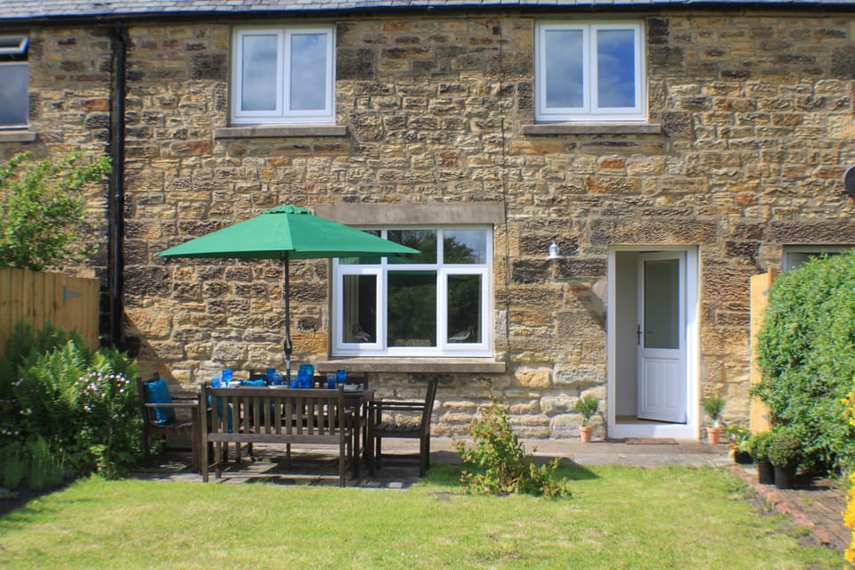 Sunny Front Garden with Outdoor Dining