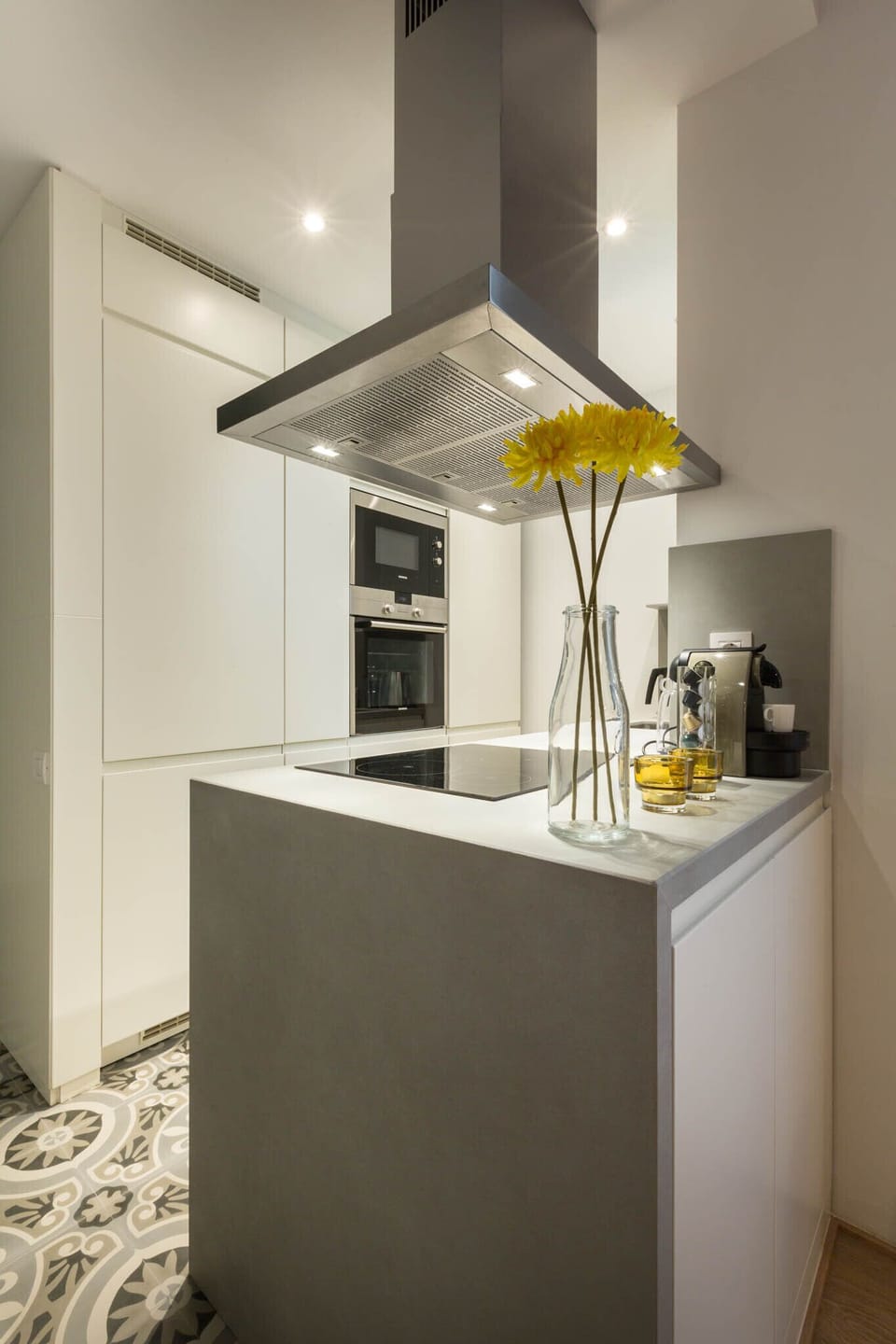 and a super equipped Leicht kitchen with Siemens appliances
