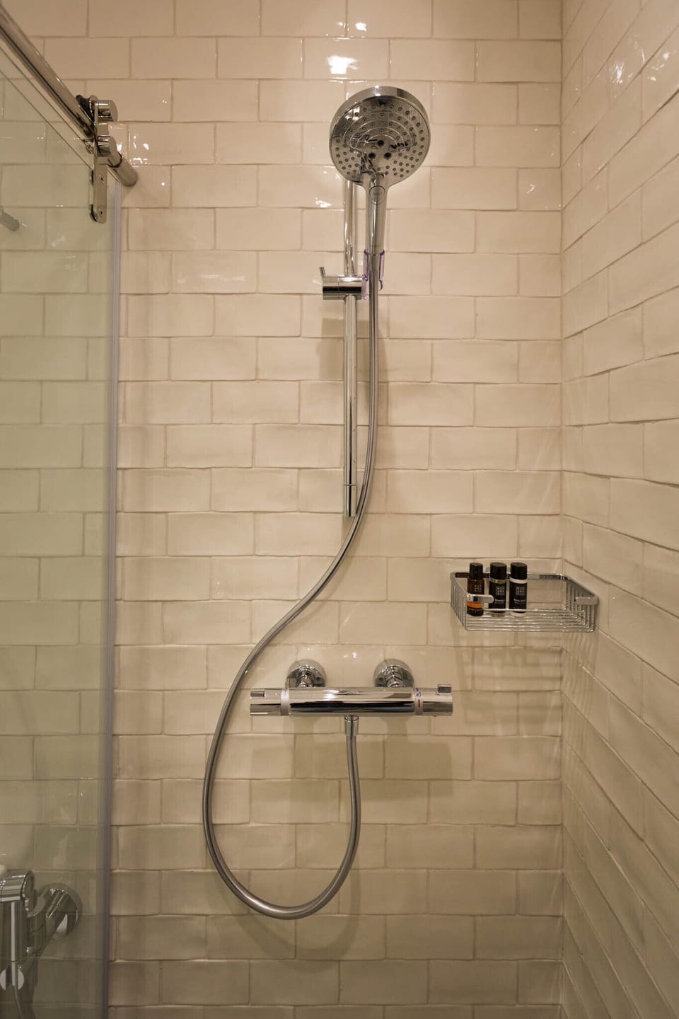 And the wide shower is excellent. A pleasure for each morning.
