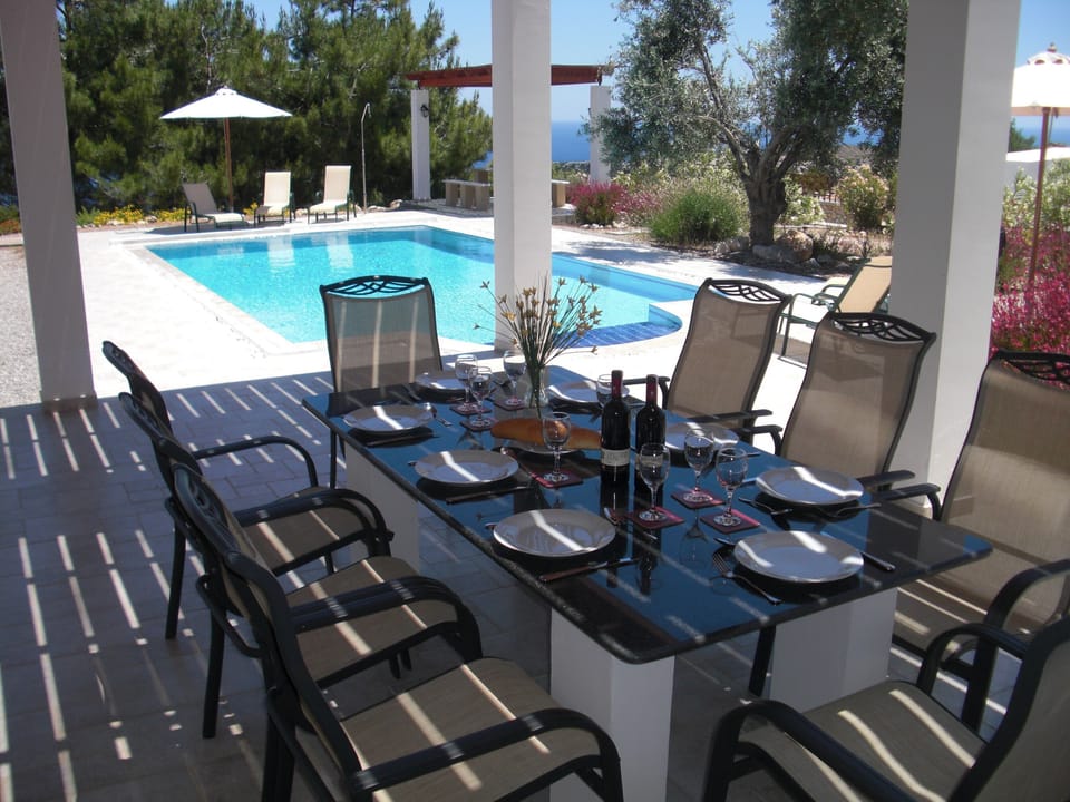 Elegant dining in the shade of the decking