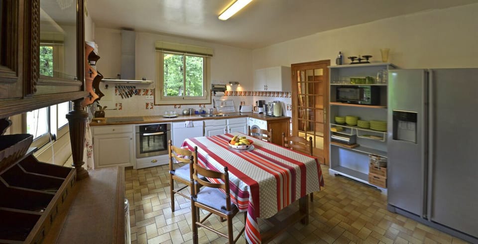 The fully equipped kithen with american fridge, washing machine, expresso coffee