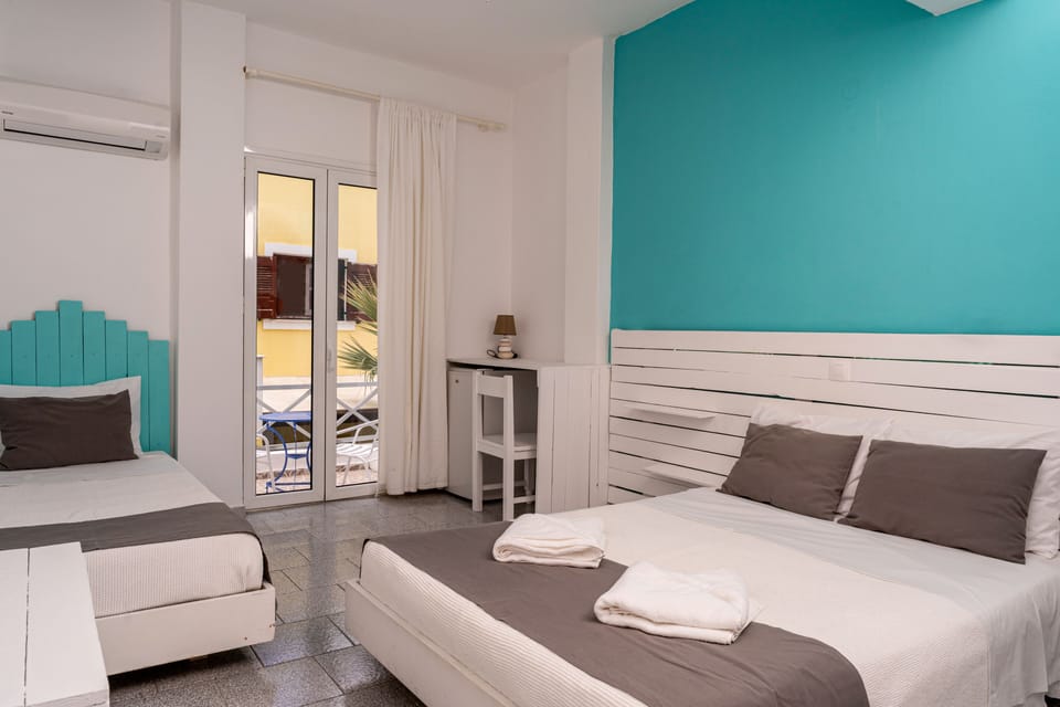 Classic Triple Room | Desk, soundproofing, free WiFi, bed sheets