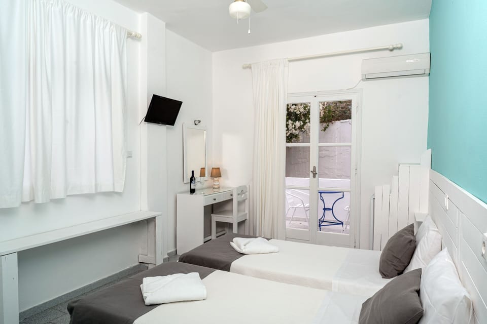 Desk, soundproofing, free WiFi, bed sheets