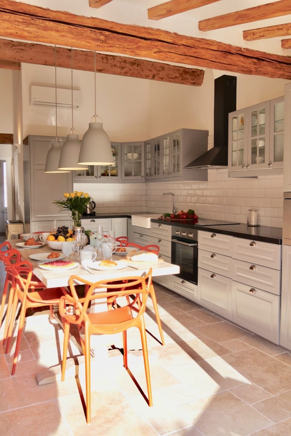 Sunny kitchen, dining table fits 8 guests comfortably