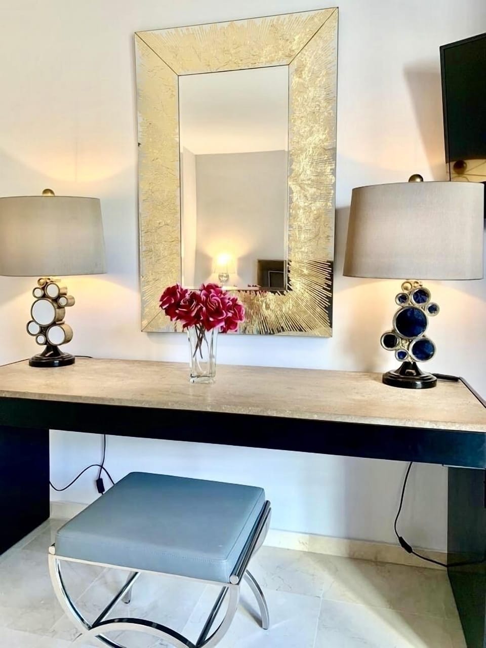 Master bed dressing table