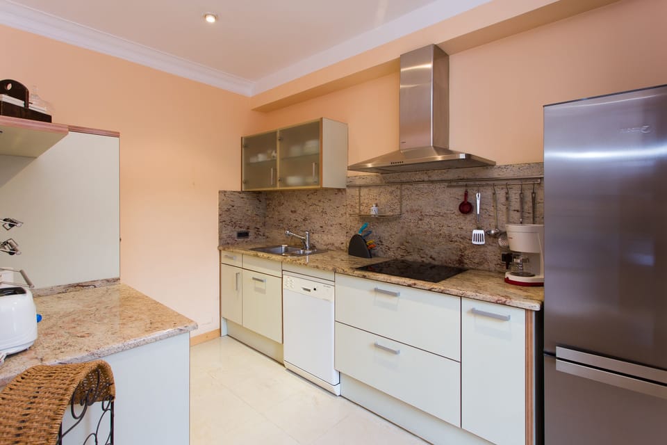 Fully equipped kitchen with top of the line appliances 