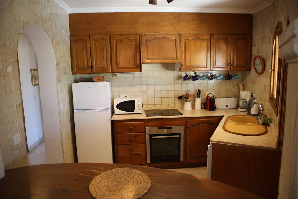 Well appointed kitchen with Bosch appliances