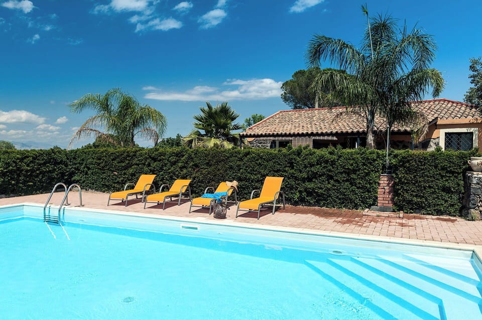 Thanks to the hedge and a little gate that separate the villa from the pool area the pool is safe for kids