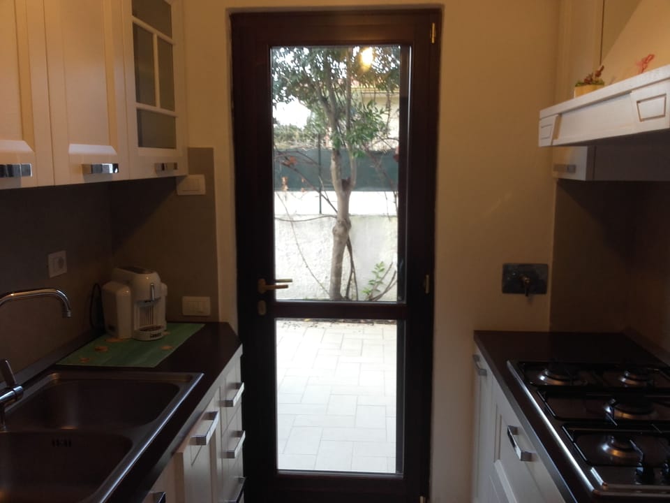 fully furnished kitchen