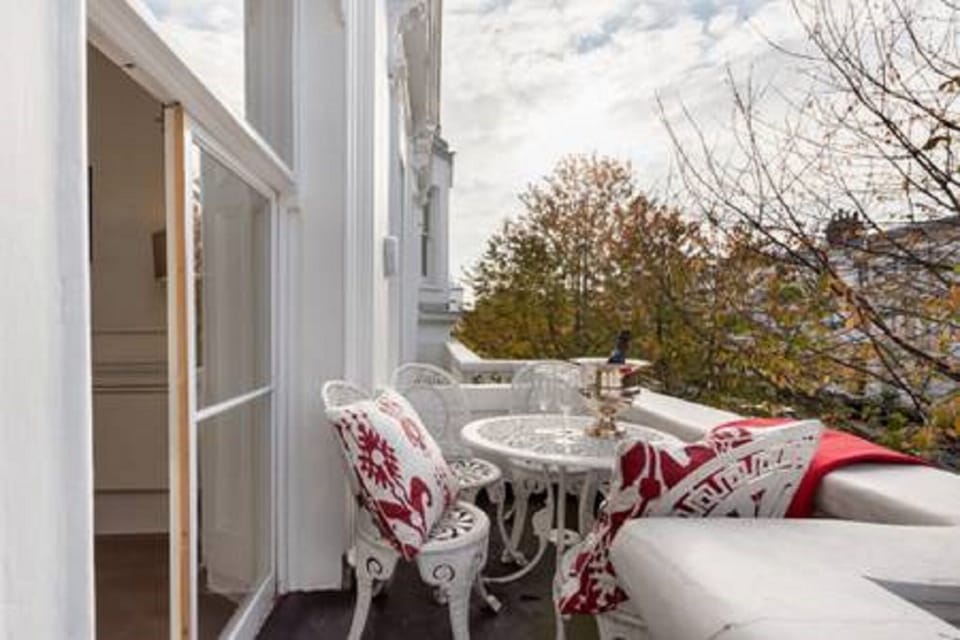 Balcony to enjoy a well deserve break after touring London.