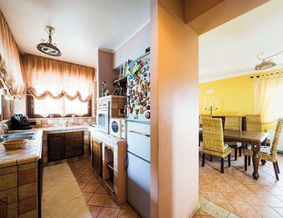 Equipped kitchen with dishwasher