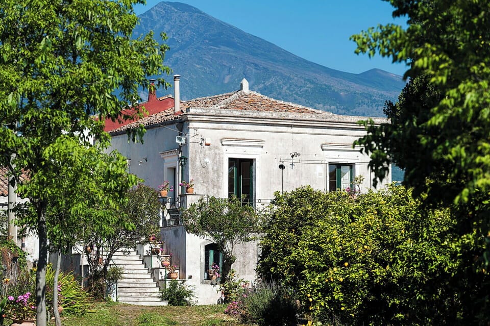 18th Century villa in a stunning and perfectly peaceful setting between the sea and Mount Etna