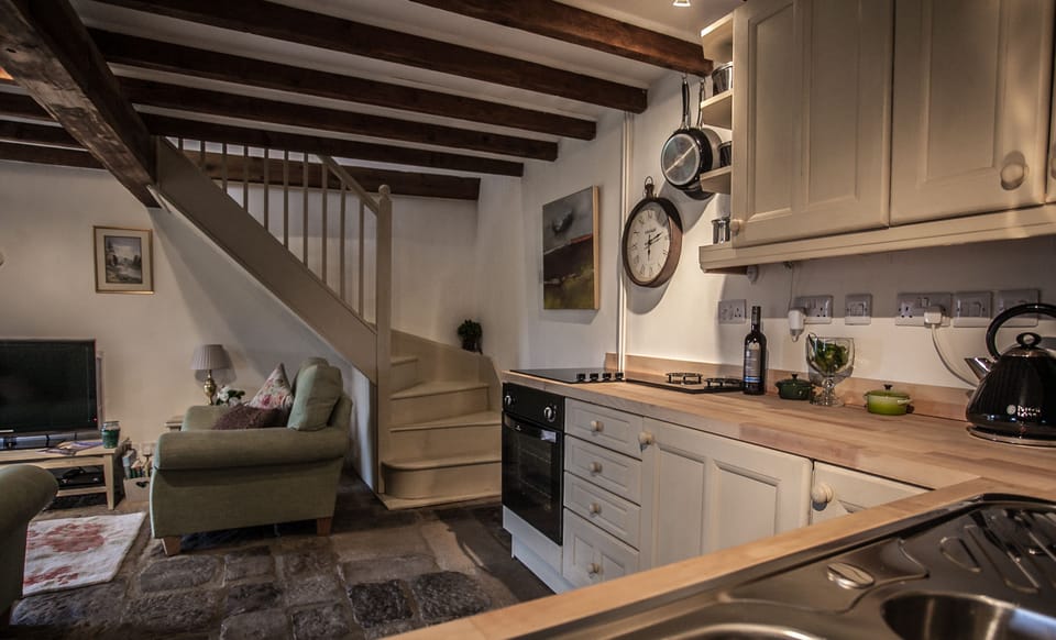 Fully equipped kitchen with oven, ceramic hob, fridge / ice box and dishwasher