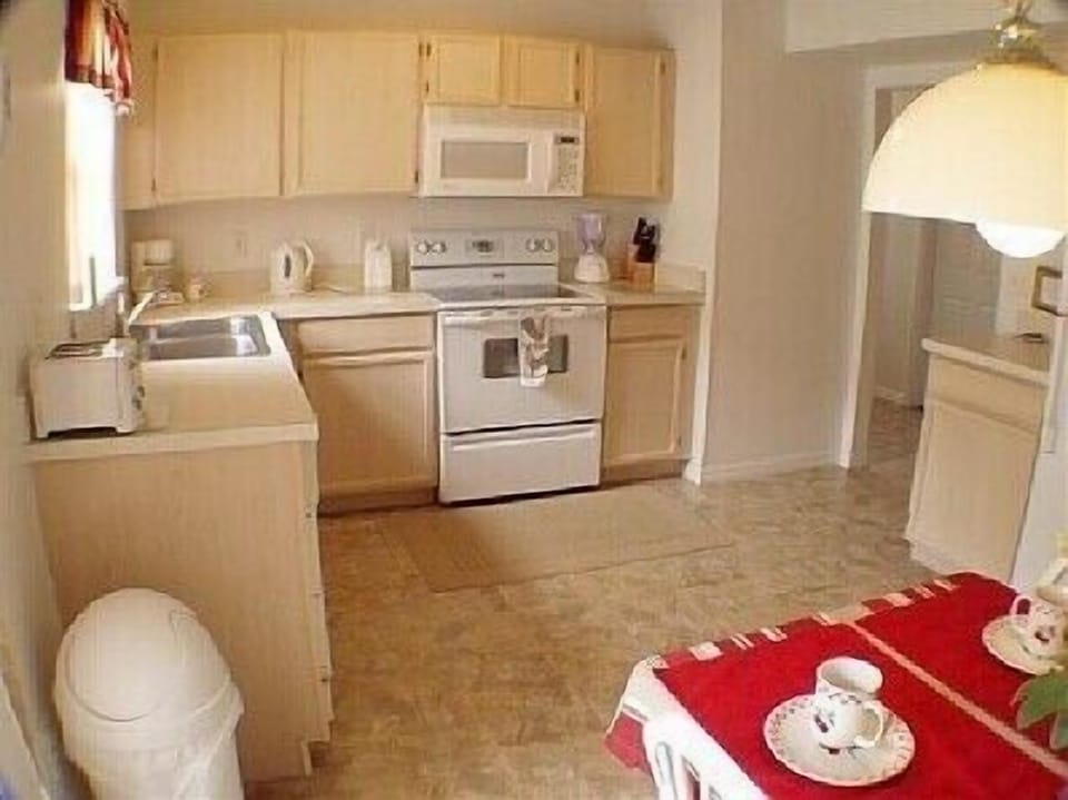 Kitchen: wide-angle shot.