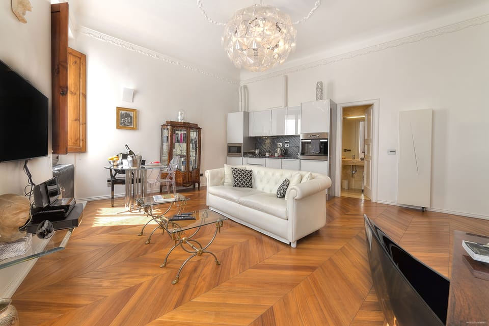 Modern, High End Comfort and Antique Charm close to Duomo, Train Station Apartment in Florence
