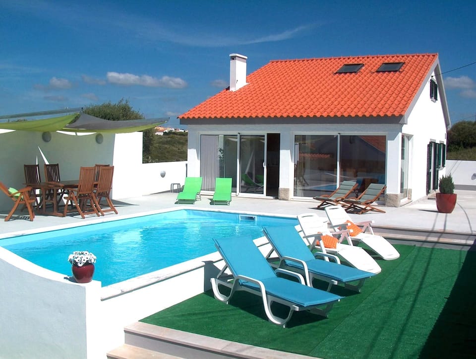 Spacefull area next to the pool