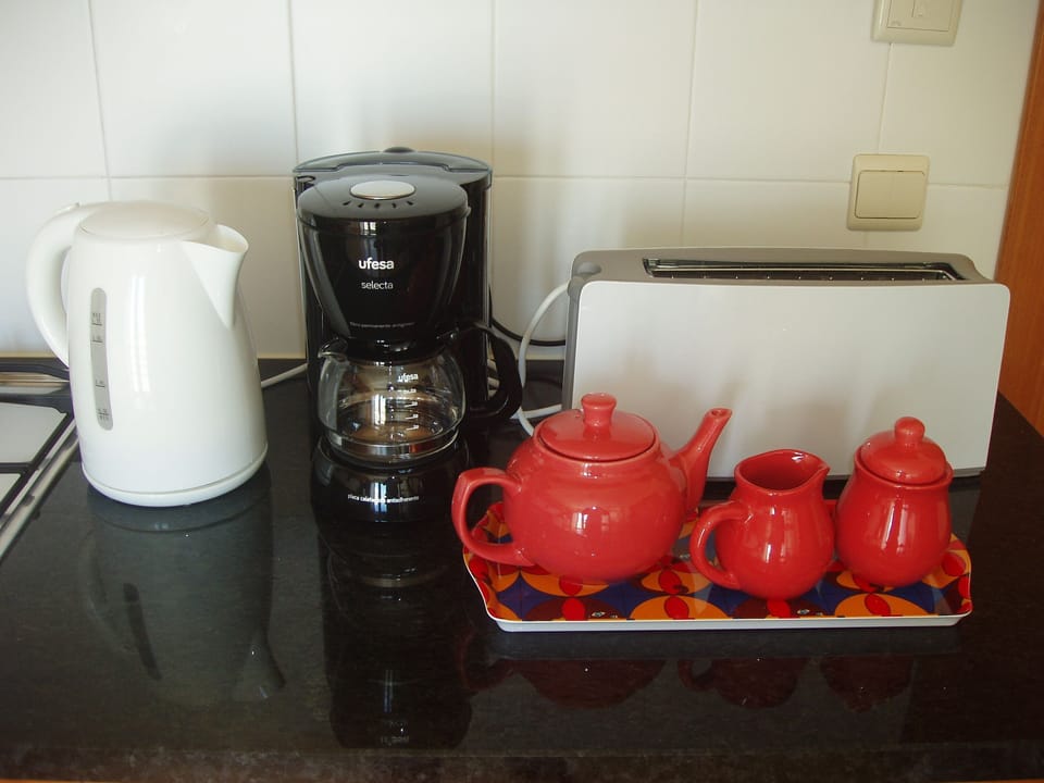 Toaster and Kettle.
Torradeira, Cafeteira, Chaleira.