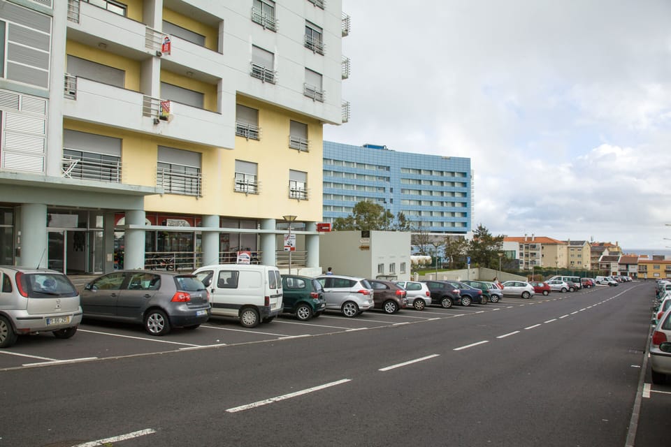 Access to the building down to R. Dr. Hugo Moreira; last apartment block
