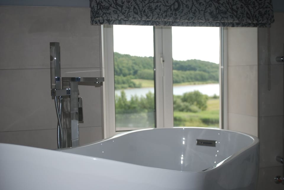 Stunning lake views from the bath tub.