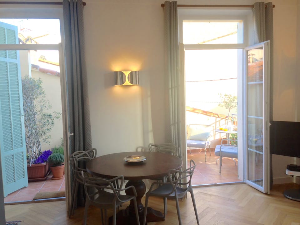 Direct access to outdoor area from Living room