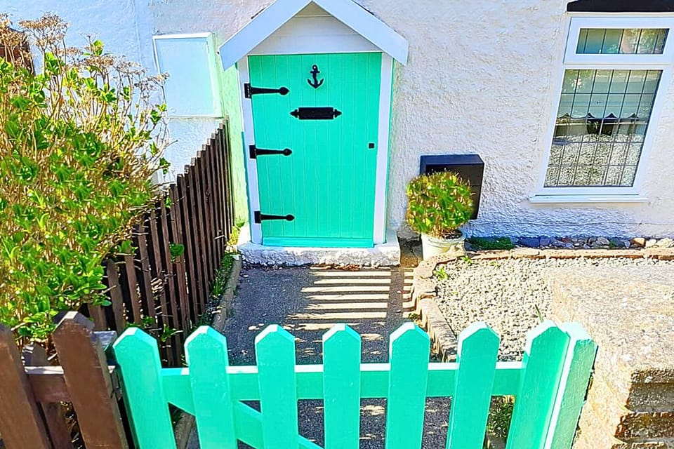 The Ultimate Romantic experience! Lakeside Views & the Beach on your doorstep! 
