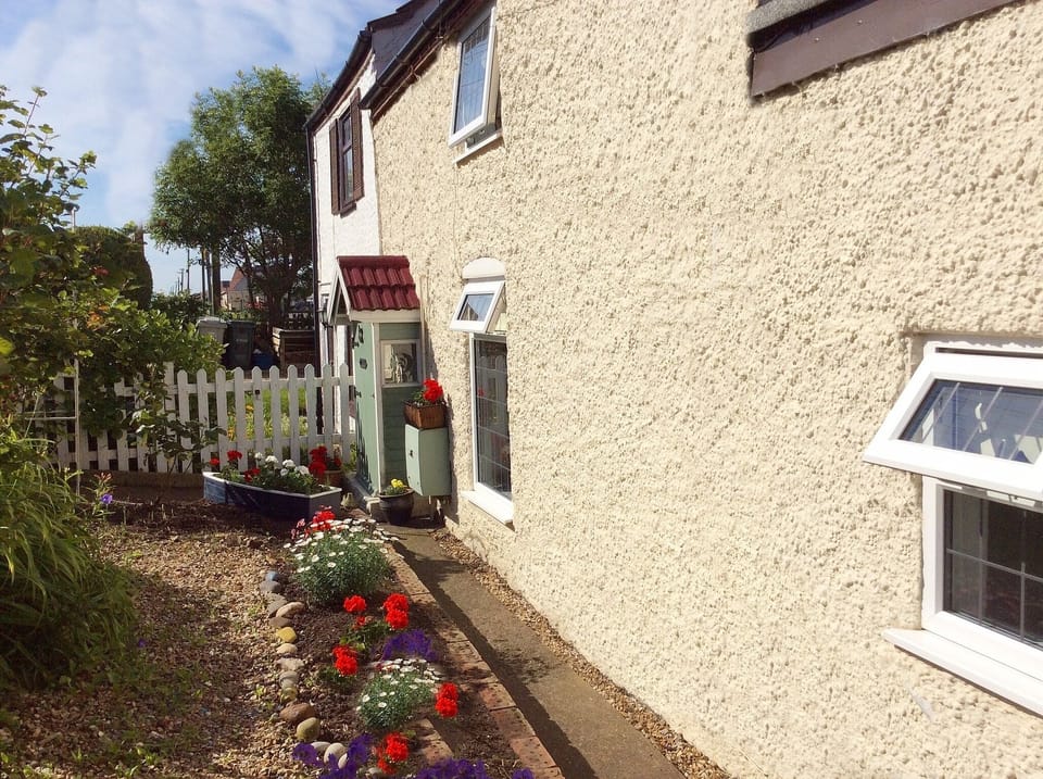The cottage is just a short easy 10 min walk from the town centre. Perfect!