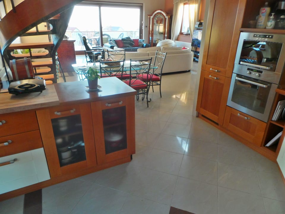 Fully equipped kitchen on open plan to dining and lounge area.