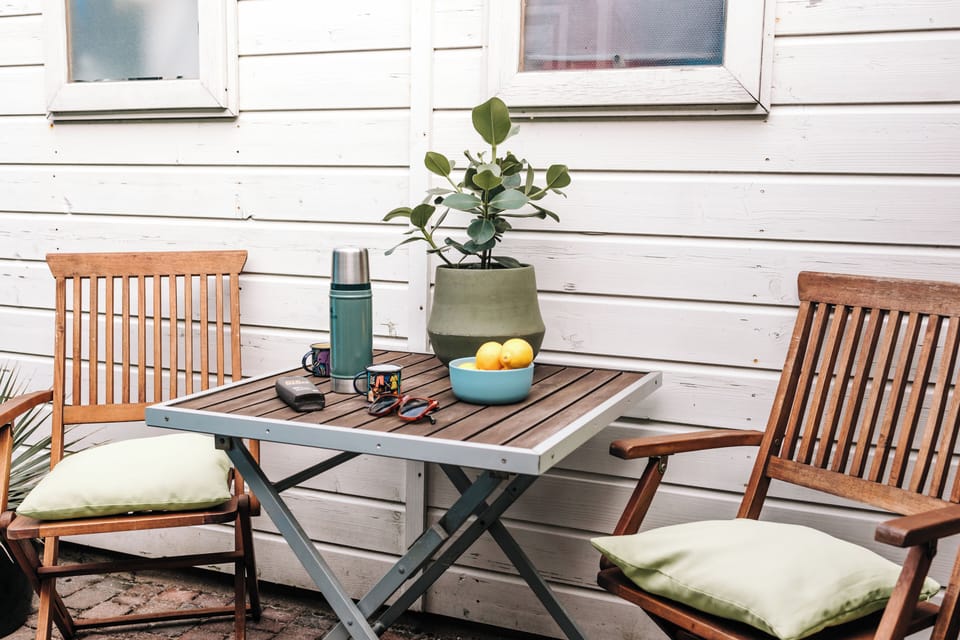 Outdoor garden furniture and also deckchairs available.