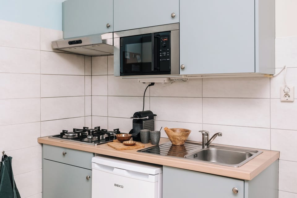 Fully equipped kitchen with Microwave, cooking hob, fridge and all the utensils 