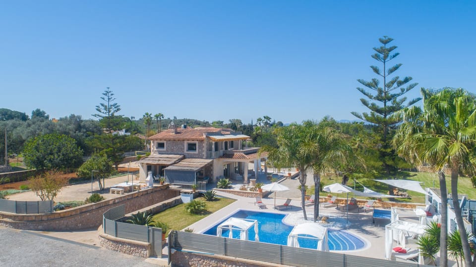 Beautiful villa with swimming pool