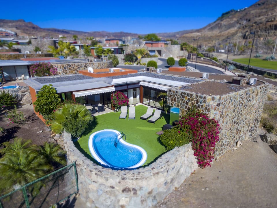 Closest villa to the Ocean, private garden and pool with stunning sea views.