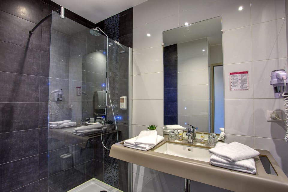 Premium Double or Twin Room | Bathroom | Free toiletries, hair dryer, towels, soap