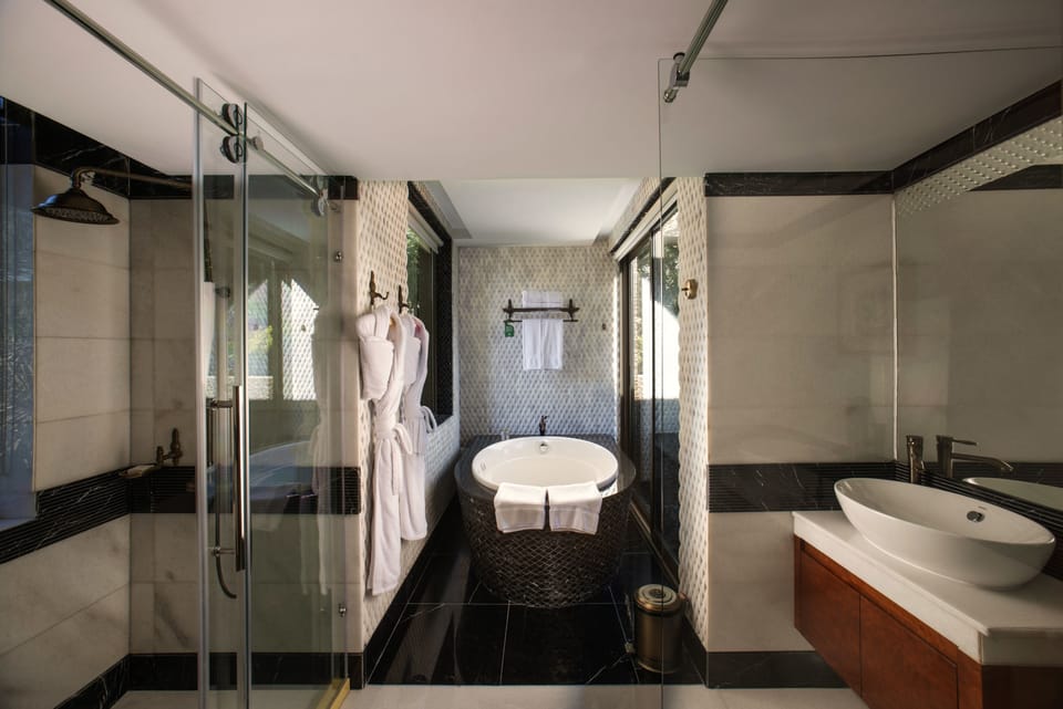 Deluxe Room, Garden View | Bathroom | Separate tub and shower, jetted tub, rainfall showerhead