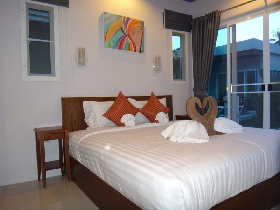 In-room safe, desk, soundproofing, free WiFi
