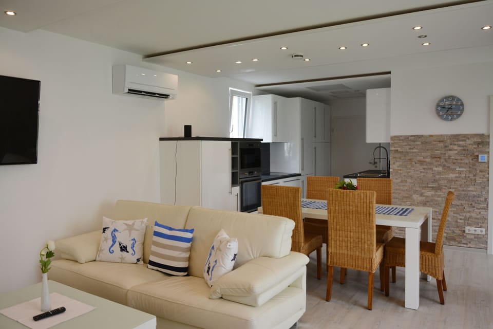 Poolhaus | Living area | 55-inch flat-screen TV with satellite channels, TV
