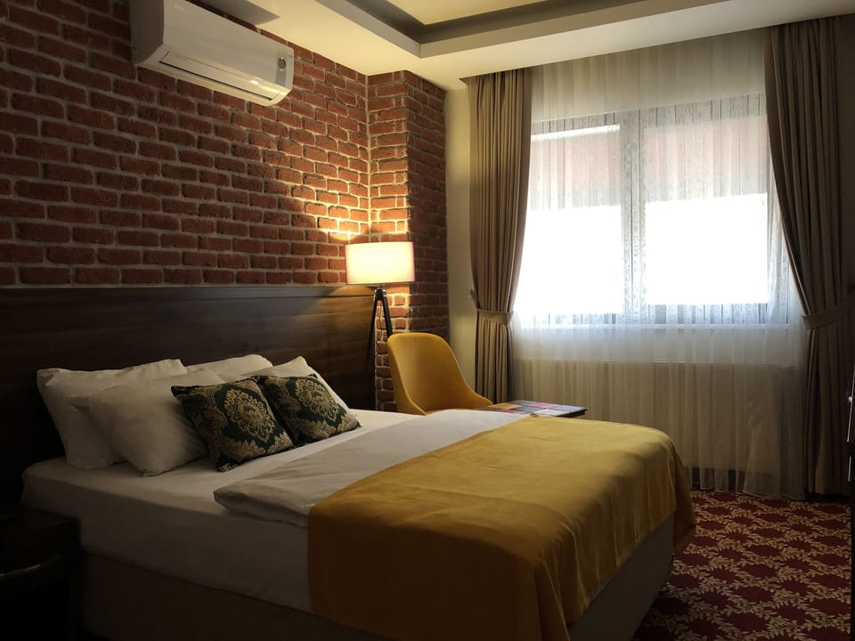 Standard Room, City View | Minibar, in-room safe, blackout drapes, soundproofing