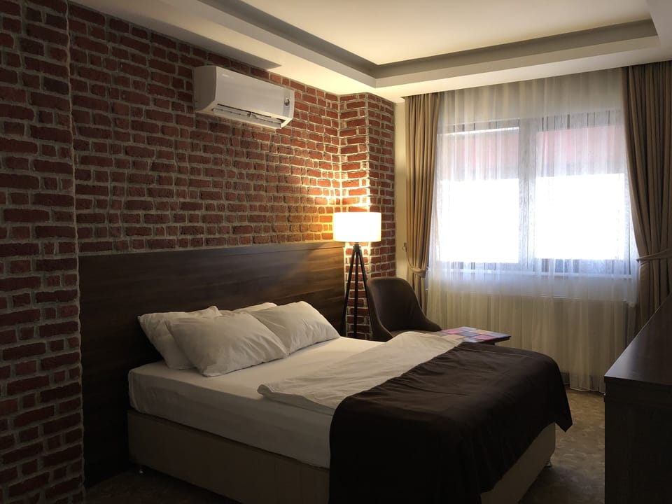 Standard Room, City View | Minibar, in-room safe, blackout drapes, soundproofing