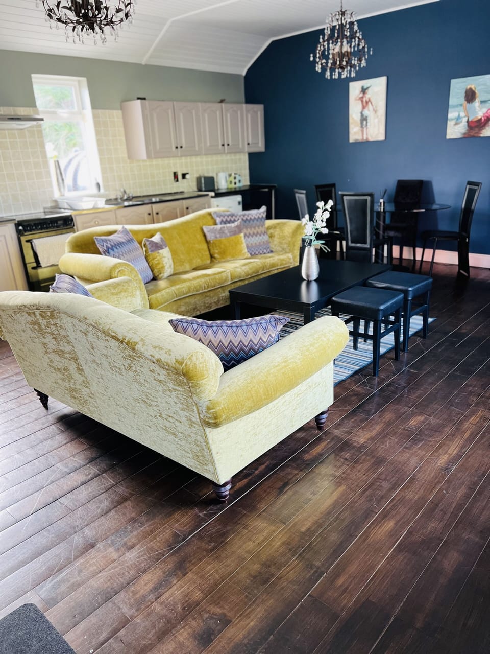 Apartment, 2 King Beds and 1 Single Bed | Living room | Flat-screen TV